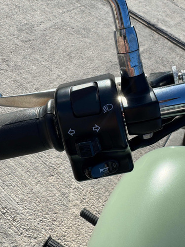 Kawasaki Vulcan 900 Custom - Image 13